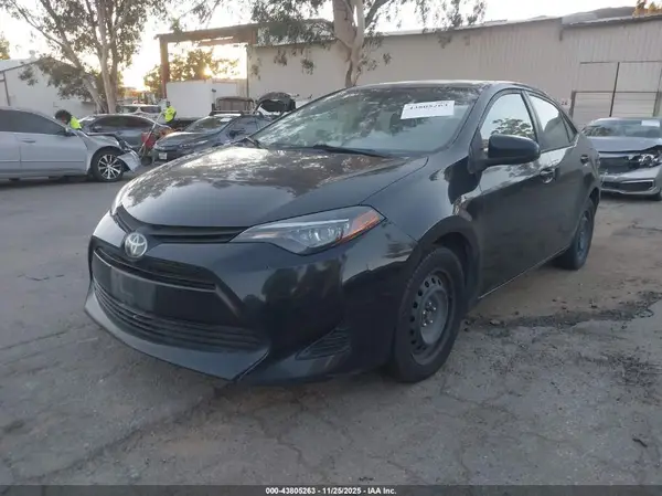 5YFBURHE7JP795220 2018 TOYOTA COROLLA - Image 2