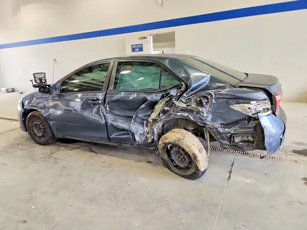 5YFBURHE7JP795802 2018 TOYOTA COROLLA - Image 2