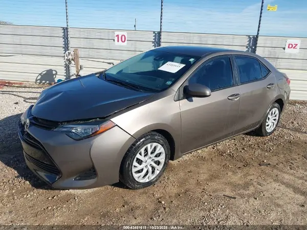 5YFBURHE7JP799798 2018 TOYOTA COROLLA - Image 2