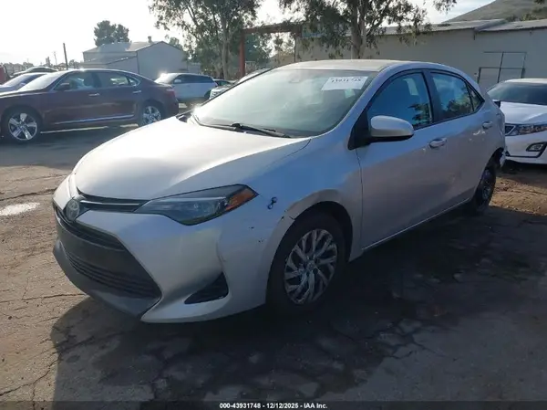 5YFBURHE7JP800402 2018 TOYOTA COROLLA - Image 2