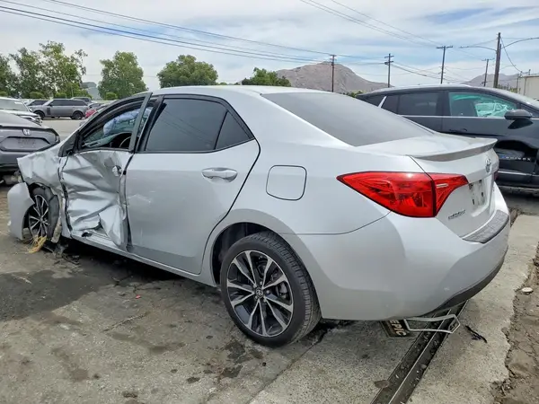 5YFBURHE7JP800545 2018 TOYOTA COROLLA - Image 2