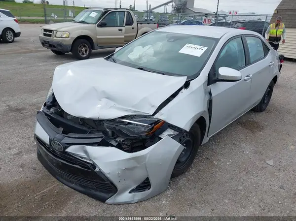 5YFBURHE7JP800853 2018 TOYOTA COROLLA - Image 2