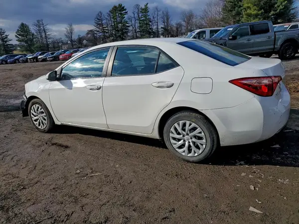 5YFBURHE7JP803932 2018 TOYOTA COROLLA - Image 2