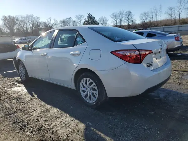 5YFBURHE7JP805891 2018 TOYOTA COROLLA - Image 2