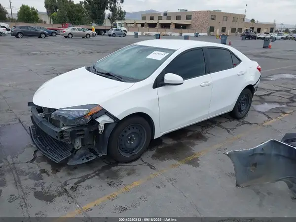 5YFBURHE7JP806040 2018 TOYOTA COROLLA - Image 2