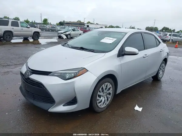 5YFBURHE7JP806510 2018 TOYOTA COROLLA - Image 2