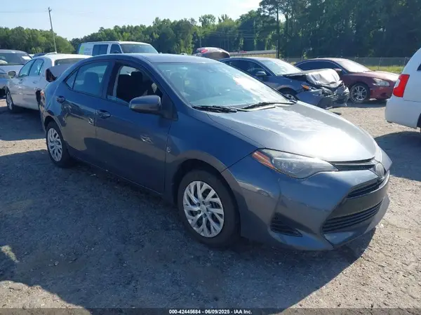 5YFBURHE7JP808371 2018 TOYOTA COROLLA - Image 1