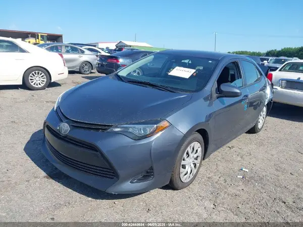 5YFBURHE7JP808371 2018 TOYOTA COROLLA - Image 2