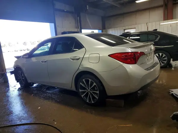 5YFBURHE7JP808452 2018 TOYOTA COROLLA - Image 2