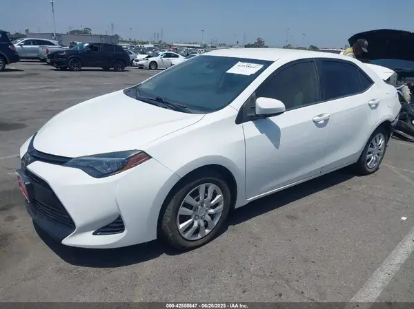 5YFBURHE7JP810444 2018 TOYOTA COROLLA - Image 2