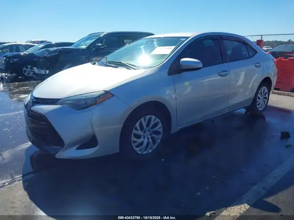 5YFBURHE7JP810718 2018 TOYOTA COROLLA - Image 2