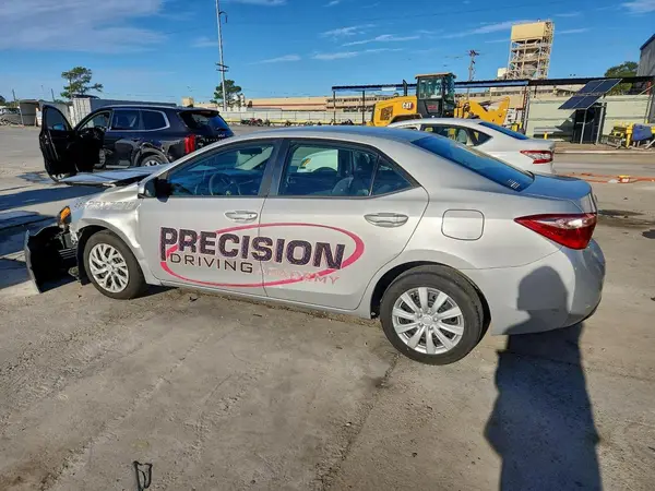 5YFBURHE7JP810976 2018 TOYOTA COROLLA - Image 2