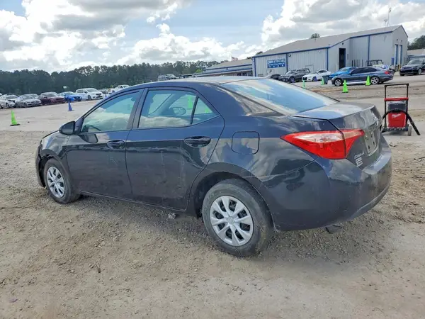 5YFBURHE7JP811447 2018 TOYOTA COROLLA - Image 2