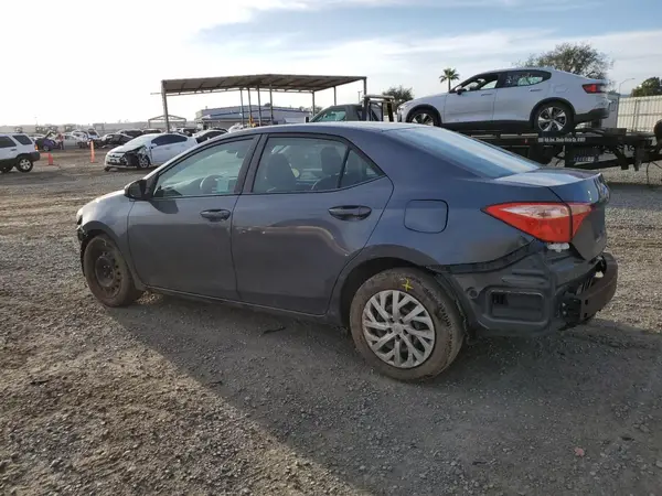5YFBURHE7JP813165 2018 TOYOTA COROLLA - Image 2