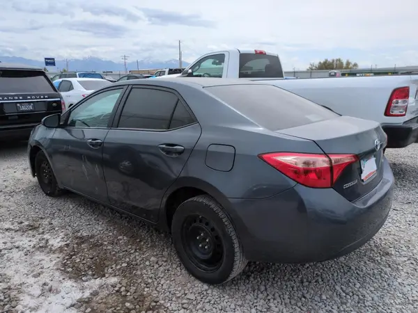 5YFBURHE7JP815403 2018 TOYOTA COROLLA - Image 2