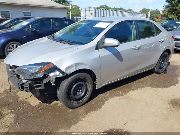 5YFBURHE7JP817488 2018 TOYOTA COROLLA - Image 2