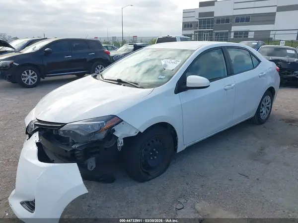 5YFBURHE7JP817829 2018 TOYOTA COROLLA - Image 2
