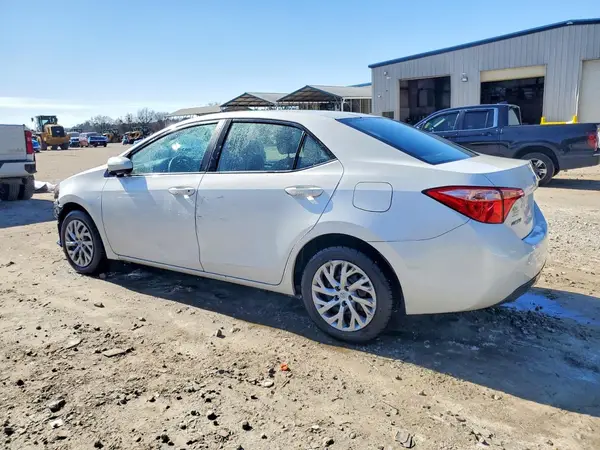 5YFBURHE7JP819709 2018 TOYOTA COROLLA - Image 2