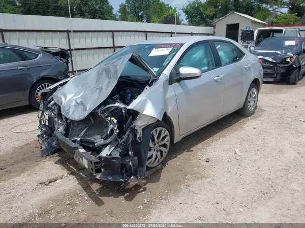 5YFBURHE7JP822772 2018 TOYOTA COROLLA - Image 2