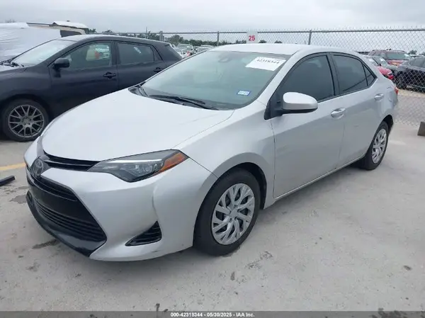 5YFBURHE7JP822870 2018 TOYOTA COROLLA - Image 2