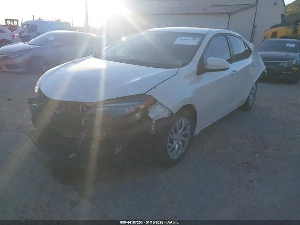 5YFBURHE7JP824439 2018 TOYOTA COROLLA - Image 2