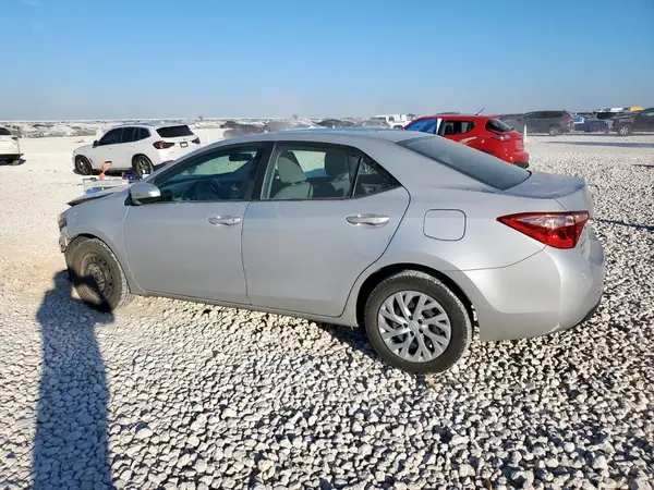 5YFBURHE7JP826255 2018 TOYOTA COROLLA - Image 2
