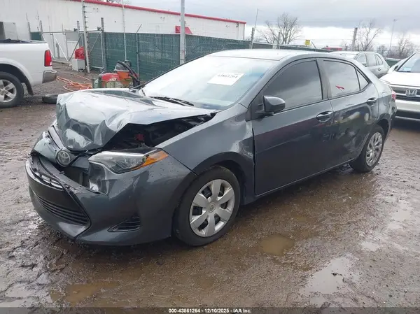 5YFBURHE7JP826711 2018 TOYOTA COROLLA - Image 2