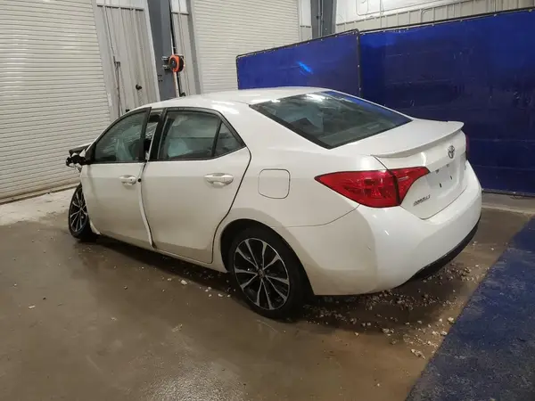 5YFBURHE7JP829589 2018 TOYOTA COROLLA - Image 2