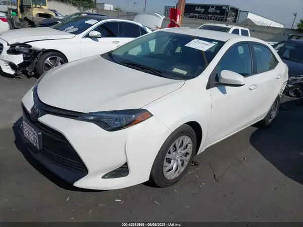 5YFBURHE7JP830676 2018 TOYOTA COROLLA - Image 2