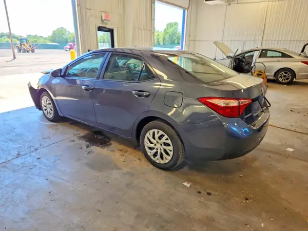 5YFBURHE7JP831052 2018 TOYOTA COROLLA - Image 2