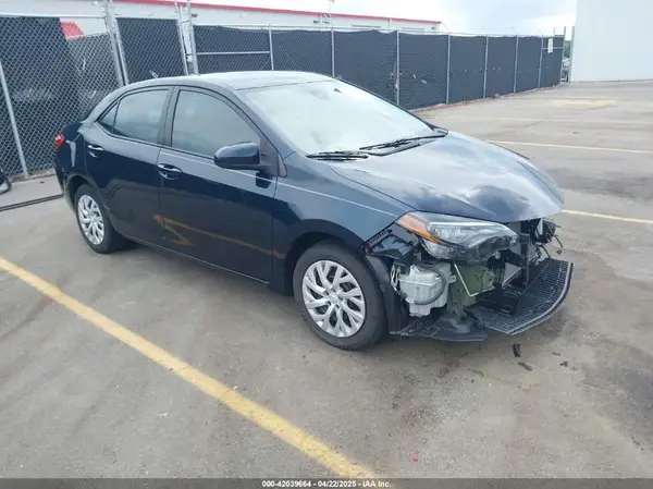 5YFBURHE7JP831374 2018 TOYOTA COROLLA - Image 1