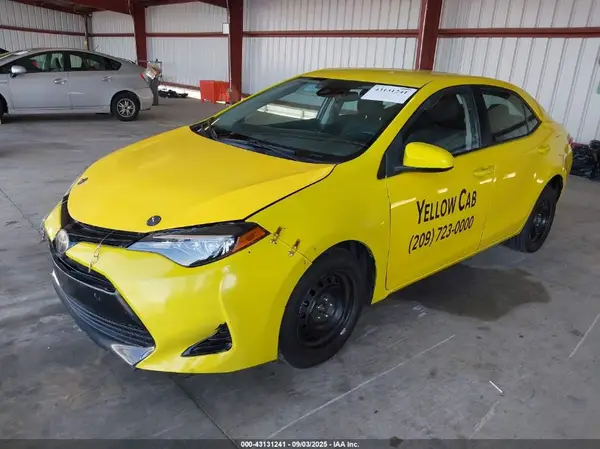 5YFBURHE7JP831682 2018 TOYOTA COROLLA - Image 2