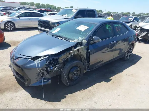5YFBURHE7JP832685 2018 TOYOTA COROLLA - Image 2