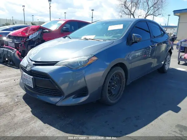 5YFBURHE7JP833321 2018 TOYOTA COROLLA - Image 2