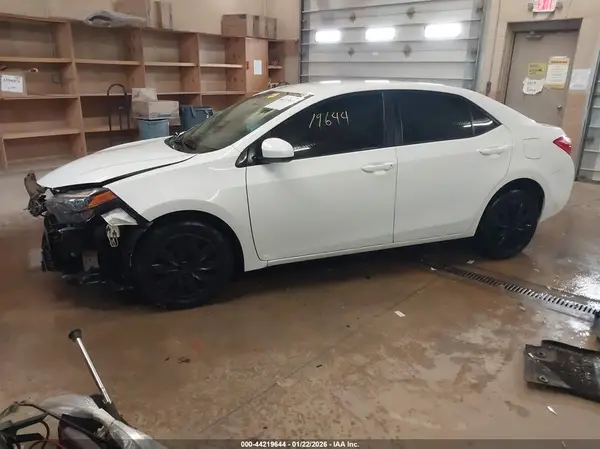 5YFBURHE7JP833819 2018 TOYOTA COROLLA - Image 2