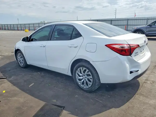 5YFBURHE7JP836770 2018 TOYOTA COROLLA - Image 2