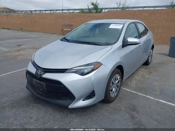 5YFBURHE7JP840608 2018 TOYOTA COROLLA - Image 2
