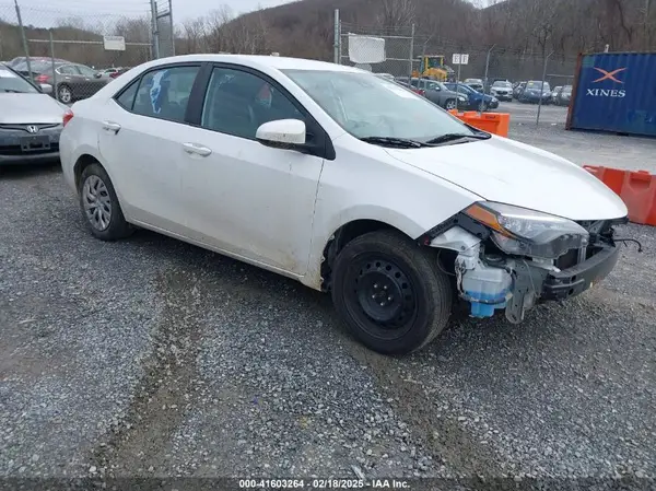 5YFBURHE7JP840916 2018 TOYOTA COROLLA - Image 1