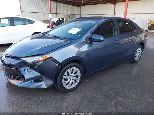 5YFBURHE7JP842147 2018 TOYOTA COROLLA - Image 2
