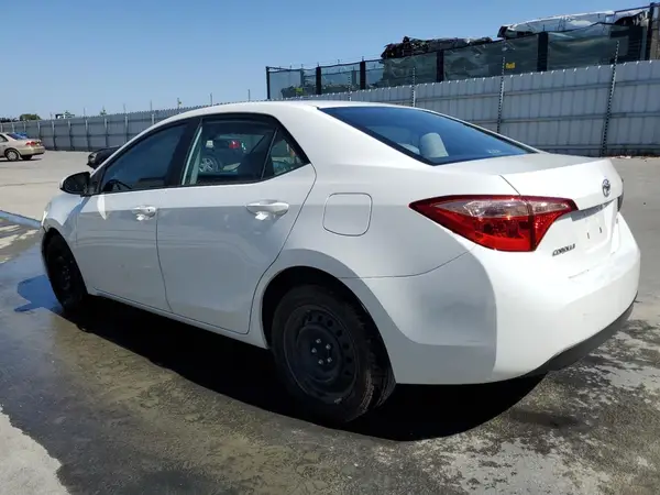 5YFBURHE7JP844870 2018 TOYOTA COROLLA - Image 2