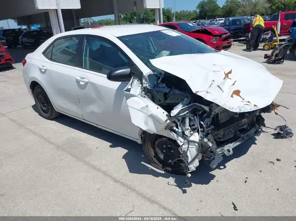 5YFBURHE7JP84555 2018 TOYOTA COROLLA - Image 1