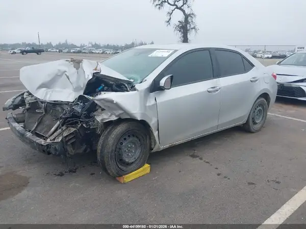5YFBURHE7JP851477 2018 TOYOTA COROLLA - Image 2