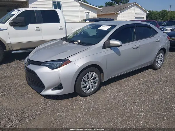 5YFBURHE7JP851821 2018 TOYOTA COROLLA - Image 2
