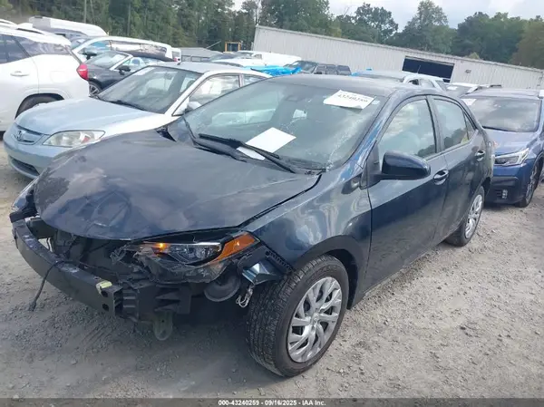 5YFBURHE7JP854072 2018 TOYOTA COROLLA - Image 2