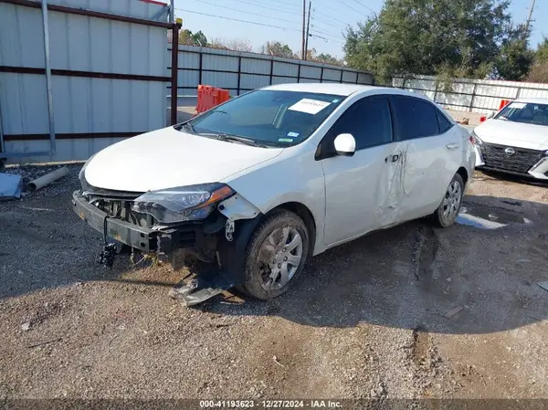 5YFBURHE7KP864585 2019 TOYOTA COROLLA - Image 2