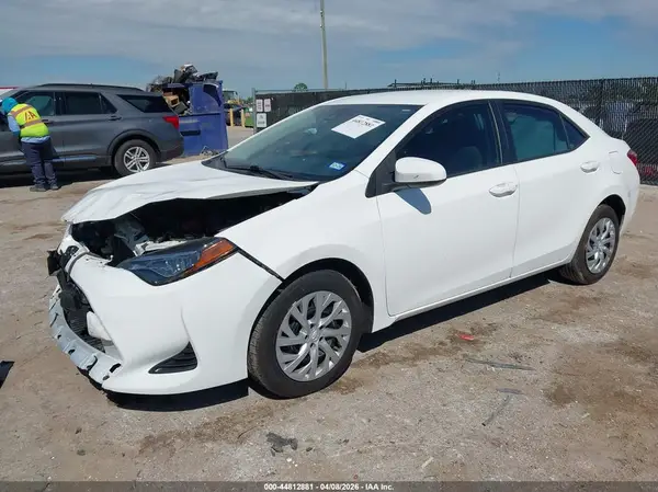 5YFBURHE7KP889860 2019 TOYOTA COROLLA - Image 2