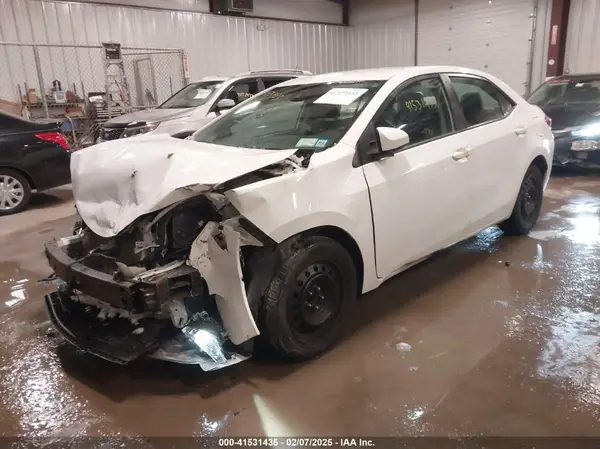5YFBURHE7KP904275 2019 TOYOTA COROLLA - Image 2