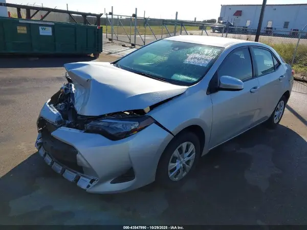 5YFBURHE8HP572193 2017 TOYOTA COROLLA - Image 2