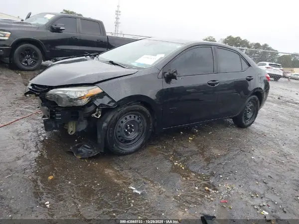 5YFBURHE8HP575773 2017 TOYOTA COROLLA - Image 2
