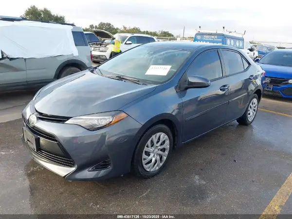 5YFBURHE8HP575868 2017 TOYOTA COROLLA - Image 2
